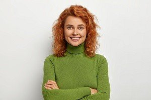portrat-des-schonen-madchens-mit-kurzen-ingwerhaaren-sieht-mit-glucklich-entspanntem-ausdruck-aus