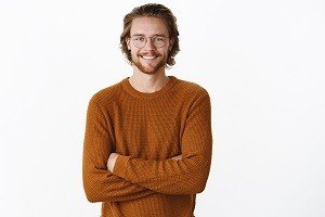 ausdrucksstarker-rothaariger-bartiger-mann